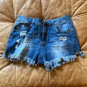 amazon medium wash stretchy jean shorts